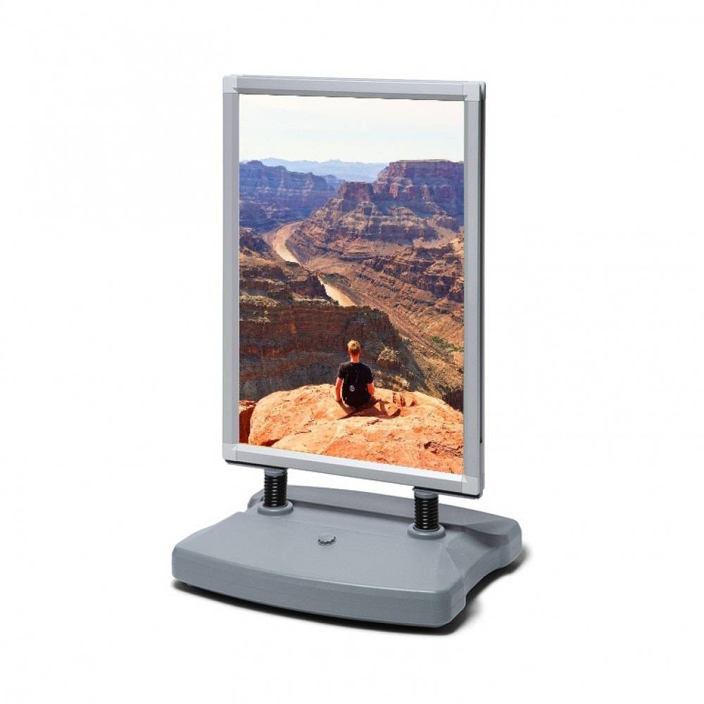 outdoor posterbord met watertank