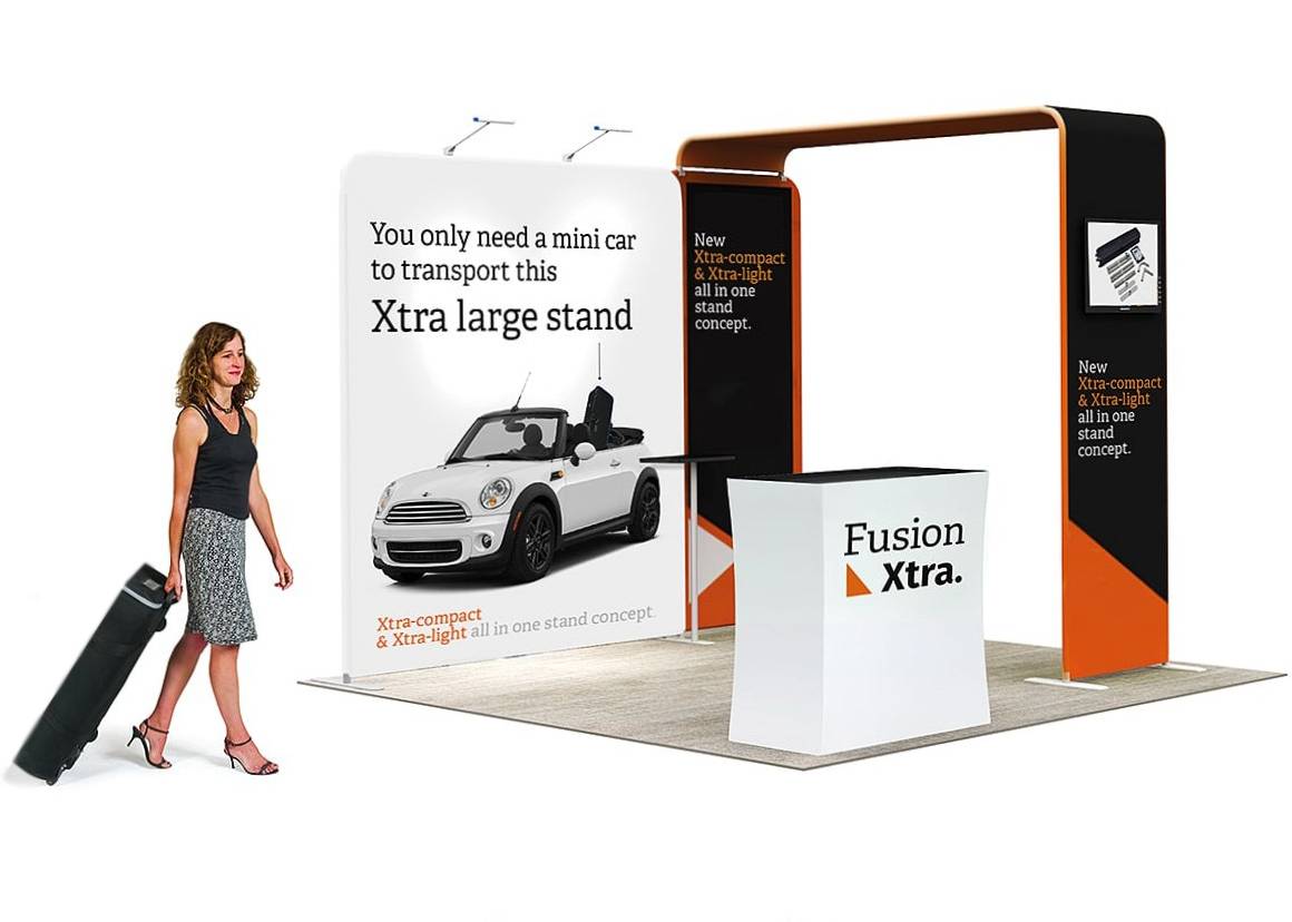 Fusion-Portable-Stretch-stand Een vrouw staat voor een etalage.