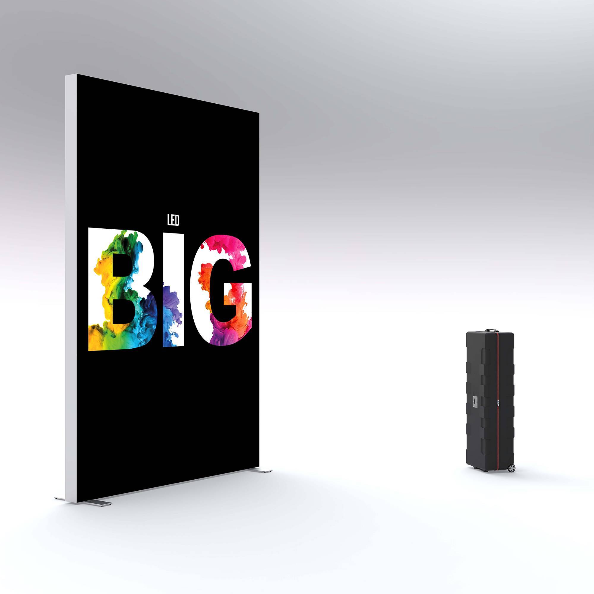 Grote LED-Lighbox met levendig meerkleurig woord 'BIG' naast een ABS transportkoffer op wieltjes