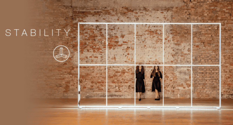 modulaire aluminium frame tegen een rustieke oude muur. Het woord "stabiliteit" benadrukt een stevige structuur voor veelzijdig en creatief beursgebruik.