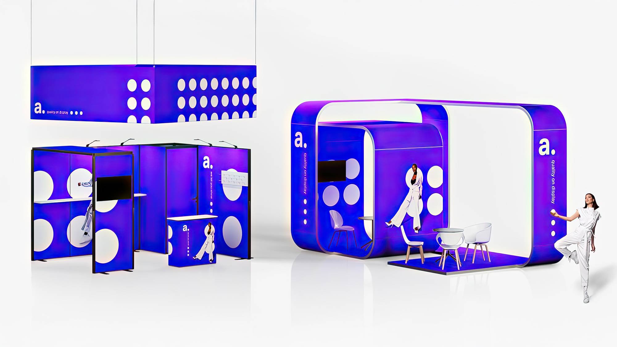 Banner Hanging Sign en tentoonstellingsstand op maat Banner Hanging Sign en tentoonstellingsstand met felpaarse accenten, met gebogen structuren, stoelen Hanging Banner Sign met een levendige Banner Hanging Sign en tentoonstellingsstand met felpaarse accenten, met gebogen structuren, stoelen en een grote "a." branding. Een persoon danst in een jumpsuit bij de stand.