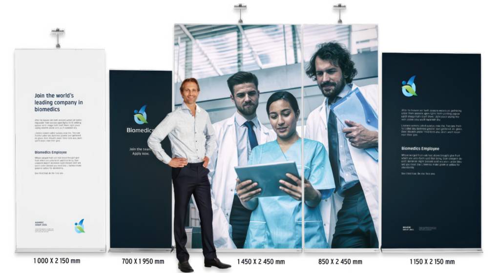 Roll up Classic display met man die staat voor drie grote banners met een bedrijfsadvertentie Black & White Ultimate Roll up