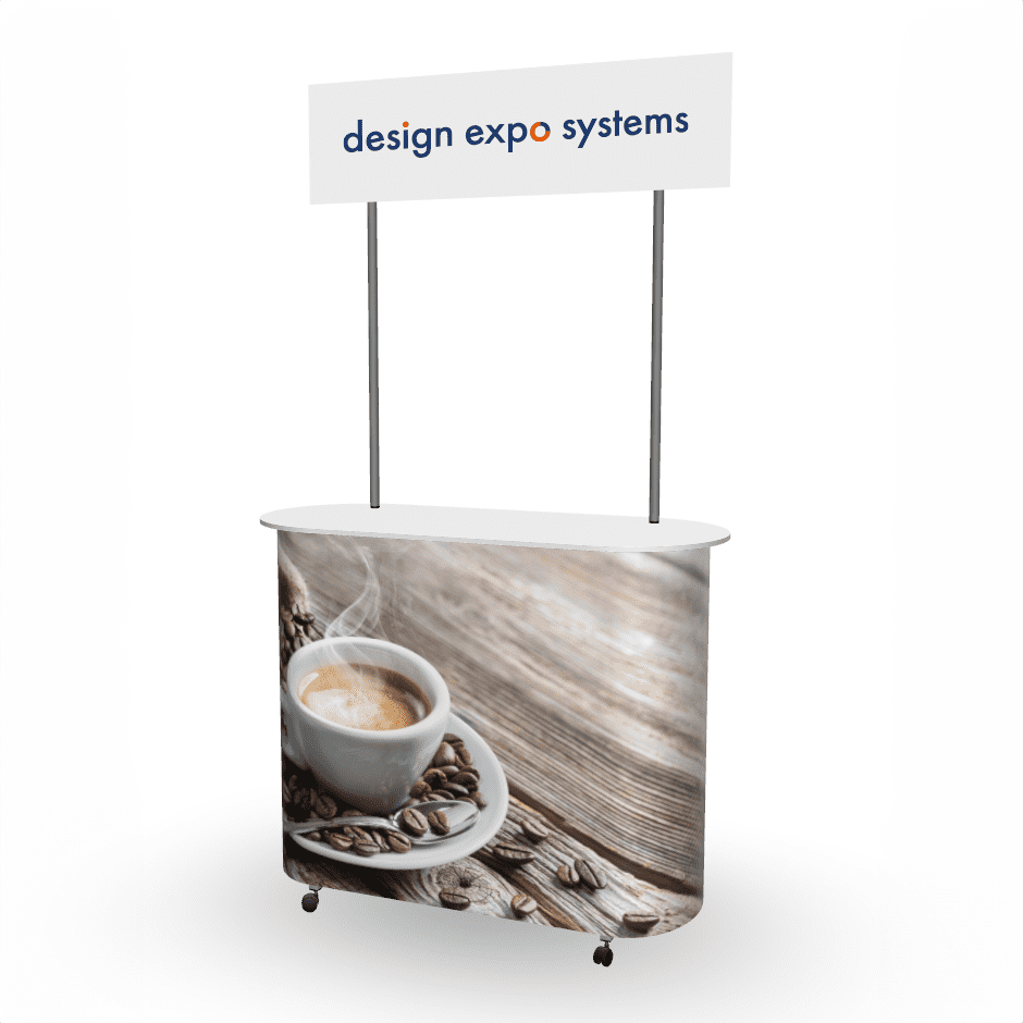 Promotiestand met wieltjes en topbord “Design Expo Systems”, met een afbeelding van een koffiekopje en koffiebonen op het voorpaneel. aluminium balie